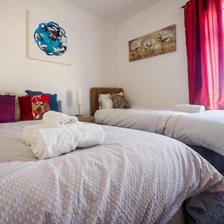 Stoke-on-Trent 12 Cornwallis Lodge Family Room 2 מראה חיצוני תמונה