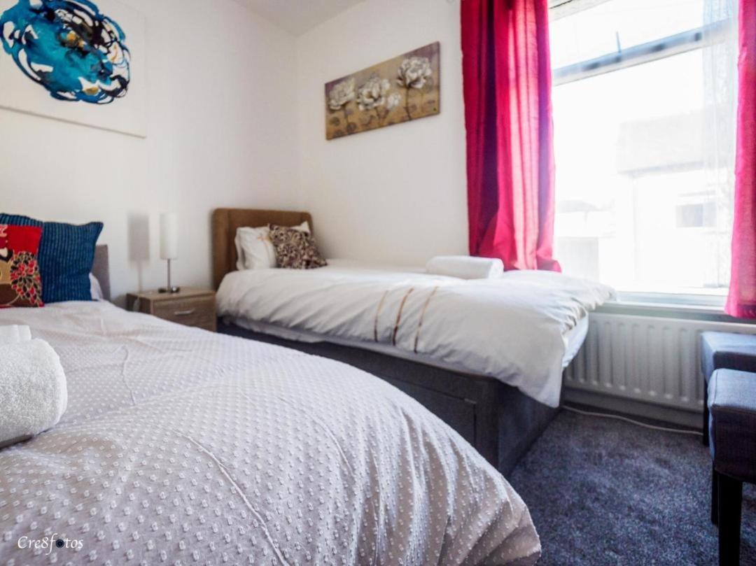 Stoke-on-Trent 12 Cornwallis Lodge Family Room 2 מראה חיצוני תמונה
