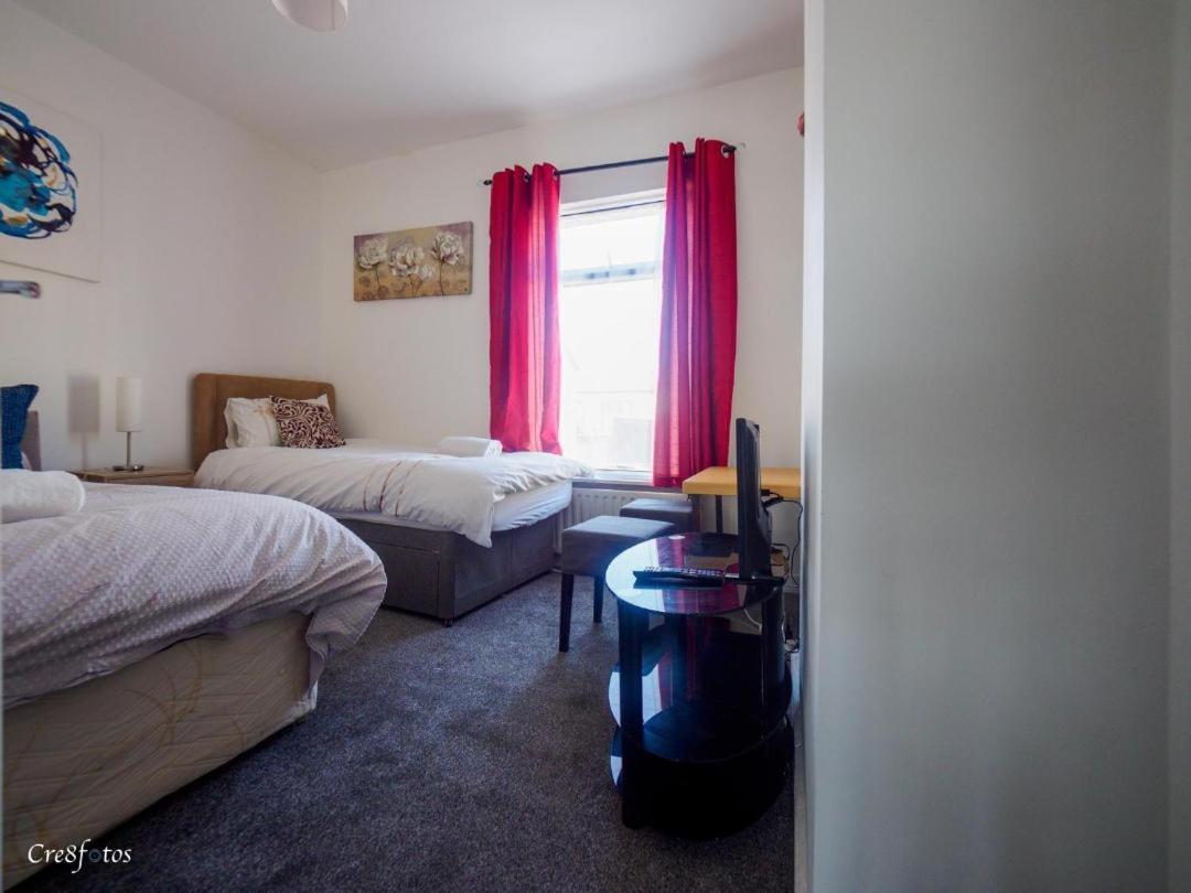 Stoke-on-Trent 12 Cornwallis Lodge Family Room 2 מראה חיצוני תמונה
